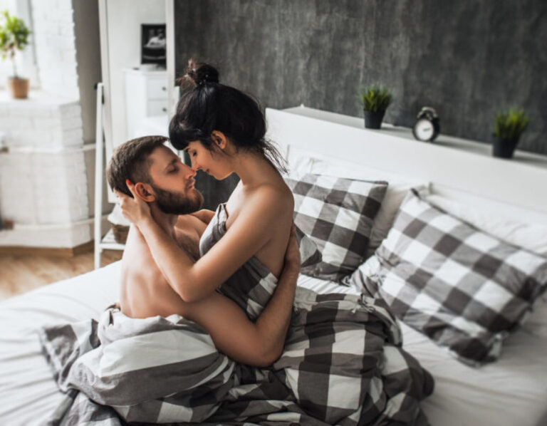 إلى أي مدى يمكن لمشاهدة xxx و xnxx أن تغير توقعاتي الجنسية؟